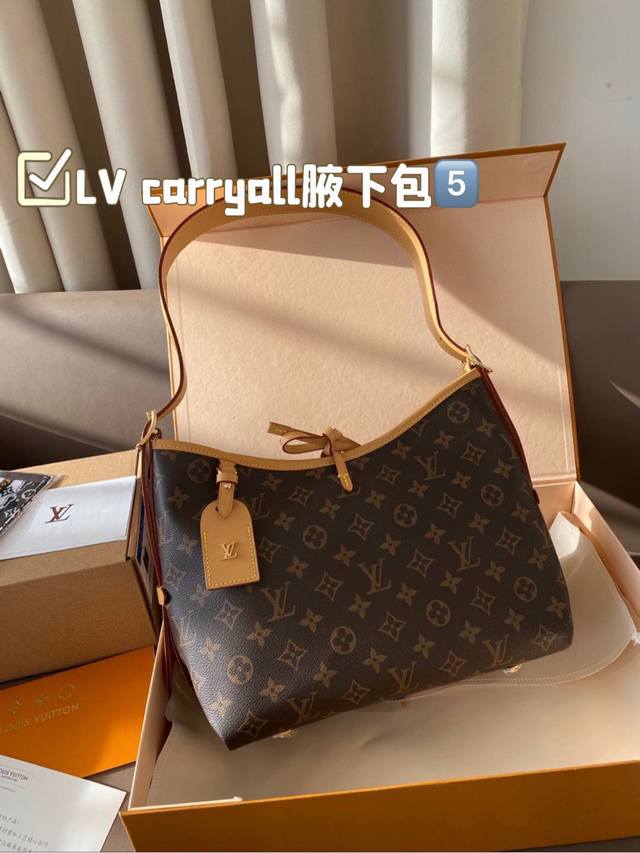 礼盒包装 Lv Carryall 大爆款 买不到根本买不到！它真的太太太太好看了 不愧是断货王上身是真香而且它更适合日常的搭配风格有一种酷酷的赶脚 随性慵懒风，