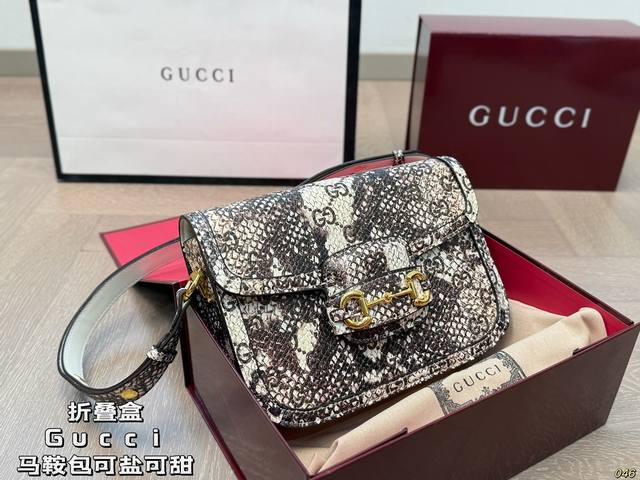 折叠盒 Gucci 酷奇1955 “她们总是那么复古”马鞍包 姐妹同行时，常听人这么说道， 从小耳濡目染，也深陷复古的魅力。 复古在时尚史上向来是重要的一笔 经