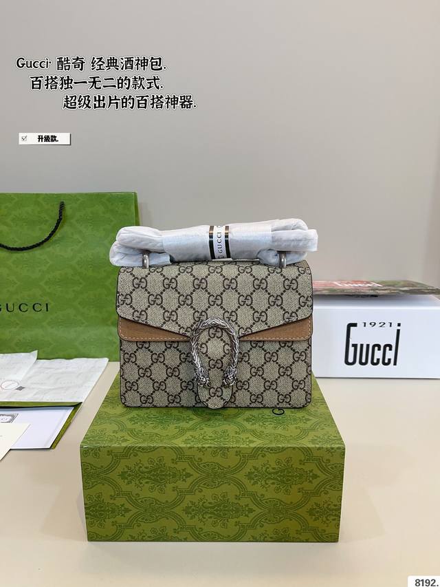 配礼盒 Gucci 古奇新款 酒神链条包名字来源于古希腊罗马神话中的酒神 虽为手袋界的新秀 但即使是在It Bag层出不穷的今天 经典包款里也有它一席之地 销量