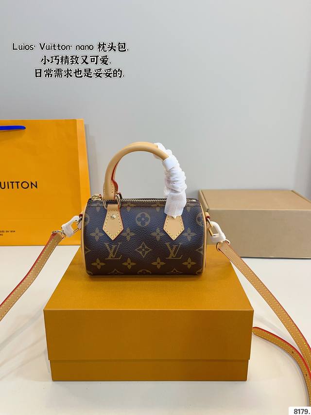 配礼盒. Lv Speedy Nano 枕头包 这款Retiro 手袋以标志性的Lv老花面料制成，搭配奢华的变色牛皮饰边，经典永恒。优雅低调的外形设计和宽敞的包