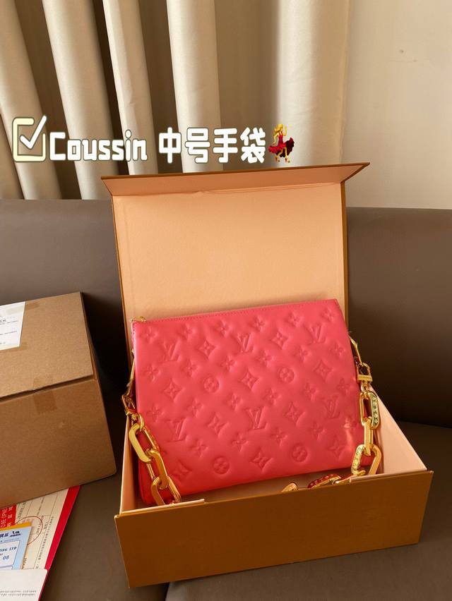 配飞机盒+折叠盒 Coussin 中号手袋，采用蓬松羊皮革压印 Monogram 图案，以舒软质感呈现紧凑构型。内隔层增添功能性，昼夜场合皆宜，明星同款必备。粗