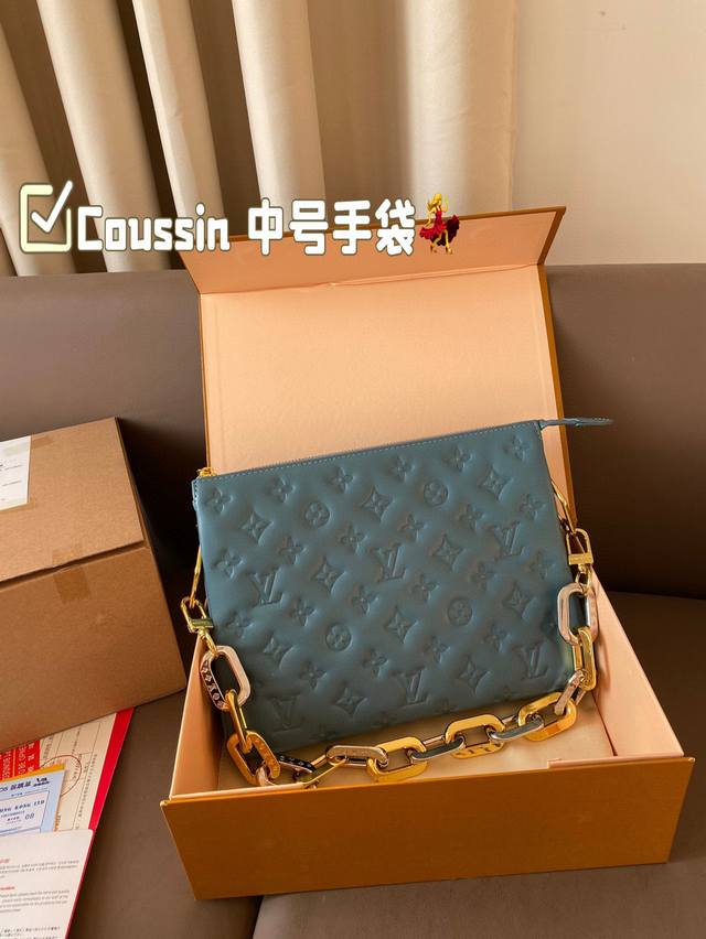 配飞机盒+折叠盒 Coussin 中号手袋，采用蓬松羊皮革压印 Monogram 图案，以舒软质感呈现紧凑构型。内隔层增添功能性，昼夜场合皆宜，明星同款必备。粗