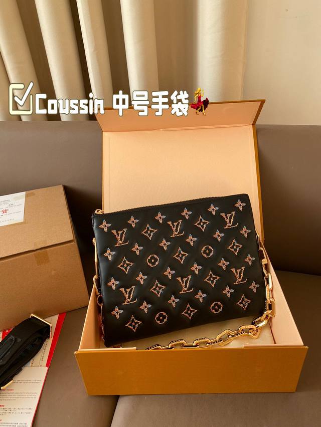 配飞机盒+折叠盒 Coussin 中号手袋，采用蓬松羊皮革压印 Monogram 图案，以舒软质感呈现紧凑构型。内隔层增添功能性，昼夜场合皆宜，明星同款必备。粗