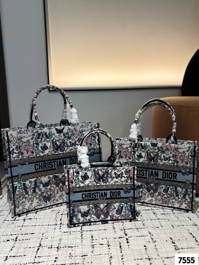 原单刺绣 Dior 提花 托特包 配内胆 Dior Book Tote今年最喜欢的一款购物袋 Tote我用的次数最多的包，因为容量超级大，不管什么东西都向里面放