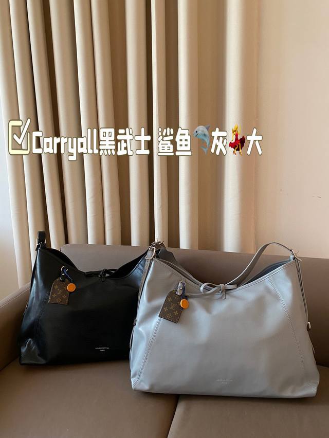 大号 又爱上了Carryall出的新色黑武士鲨鱼灰 Lv黑武士 经典Carryall 包型柔软的绵羊皮材质让包包更加慵懒时髦，小号的金属链条更是酷到没朋友 适配