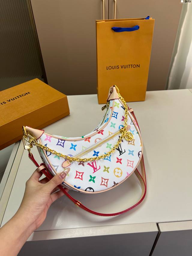 Lv 月亮包 由Lv中古豌豆版改版而来 实用耐看 很好用！ D-73尺寸22×13折叠盒