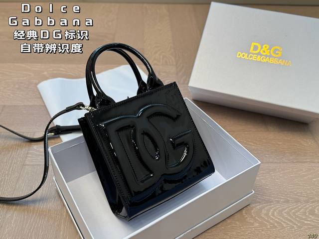 配盒 Dolce & Gabbana D&G杜嘉班纳手提包 经典Dg标识，自带辨识度～ 包型立体挺廓，现代极简！ 配长肩带，手提斜挎 上身酷飒有型，复古又时髦！