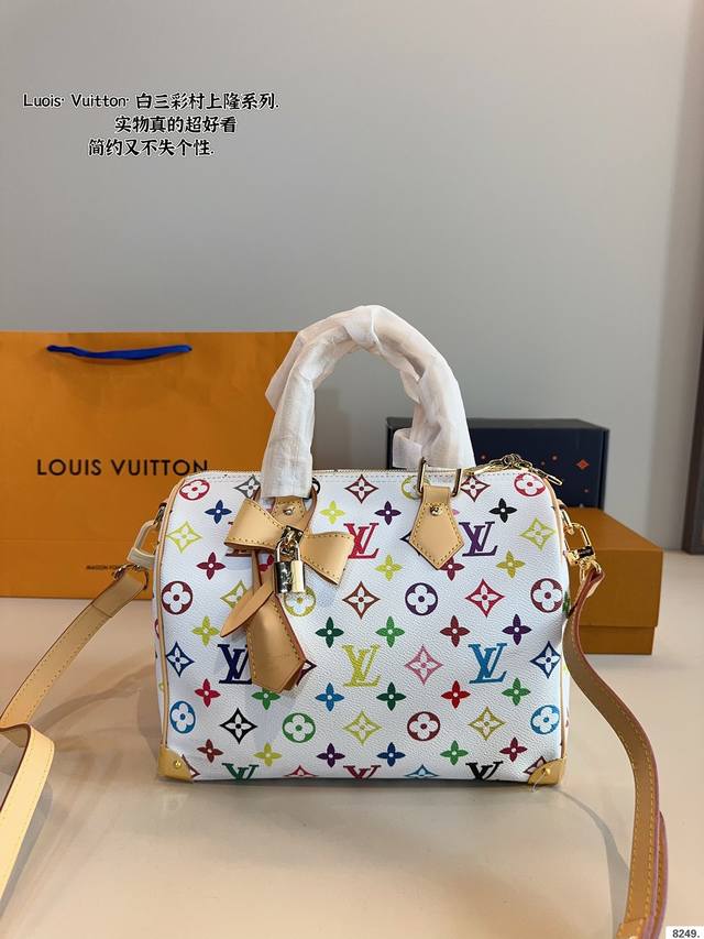 配礼盒. Lv Speedy 枕头包 这款Retiro 手袋以标志性的Lv老花面料制成，搭配奢华的变色牛皮饰边，经典永恒。优雅低调的外形设计和宽敞的包 全包对花