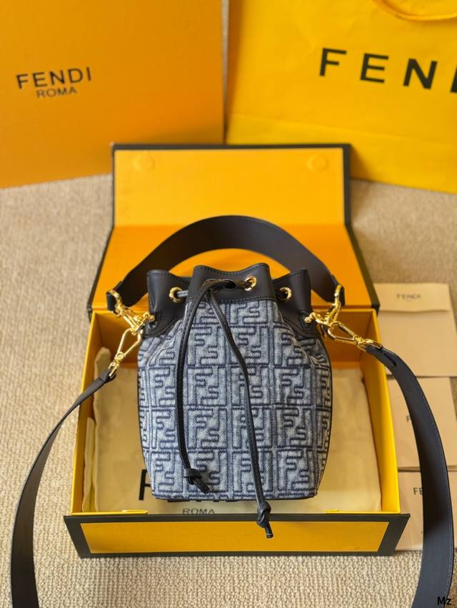 Fendi Mon Tresor小号水桶手袋 年米兰时装周街拍中，潮人们背的最多的包包大概就是Fendi芬迪的这款水桶包了。配有抽绳和Fend金属标志装饰。配一