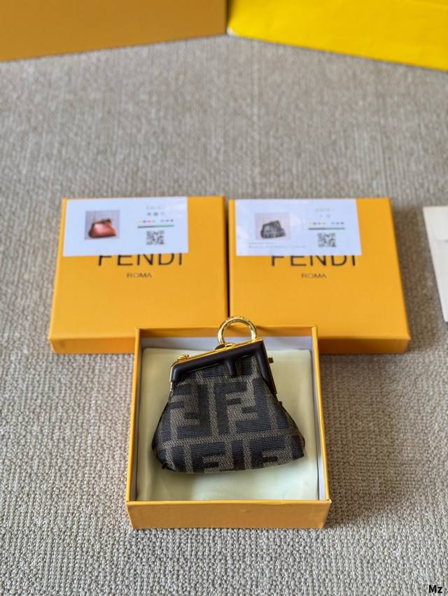 Fendi 芬迪的这个小可爱简直太吸睛啦～ 超级迷你的包型还加一条细细的肩带，可以单肩斜挎还可以手提 托在手上就是一小坨坨的感觉，只有一个手掌心 大小 后面还又