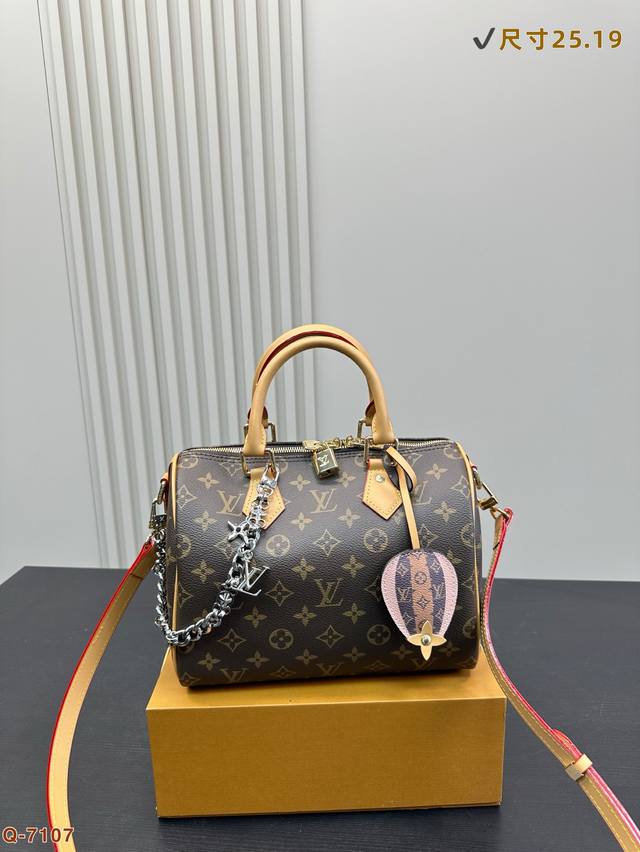 免税店全套包装 Lv Speedy Soft新款来啦全新的酷黑和原色两种选择，随包各种趣味挂饰，皮质内里更有质感、更显高级。City 日常，短途旅行的绝佳尺寸2