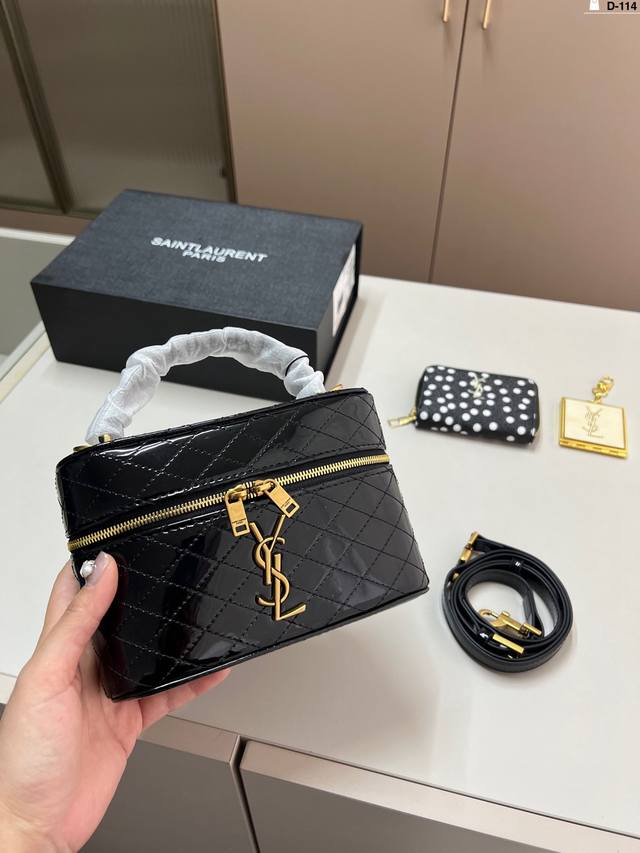 配卡包小镜子 Ysl 圣罗兰精致女神推荐入手呦 美貌与实用并存 内里隔层方便收纳 出行必备化妆包收纳包 D-114尺寸18×12折叠盒