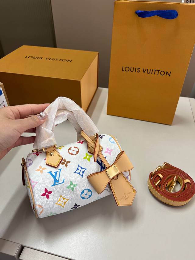 Lv 路易斯威登枕头包 百搭时尚 颜值超高 是每个潮酷女孩必入单品 D-311尺寸16×10折叠盒飞机盒