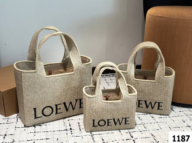 Loewe 拉菲草 Tote Bags 一定要买Loewe的夏日限定 Hobo呀 这次限定的Hobo带来了拉菲草材质和皮革互相结合的设 计 平衡了都市生活和假日