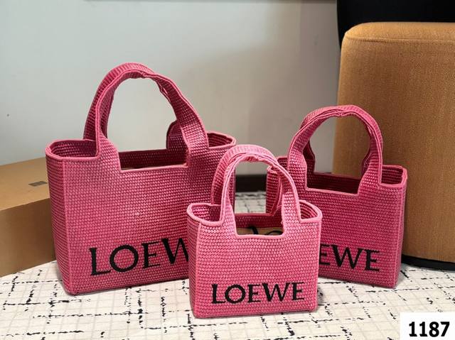 Loewe 拉菲草 Tote Bags 一定要买Loewe的夏日限定 Hobo呀 这次限定的Hobo带来了拉菲草材质和皮革互相结合的设 计 平衡了都市生活和假日