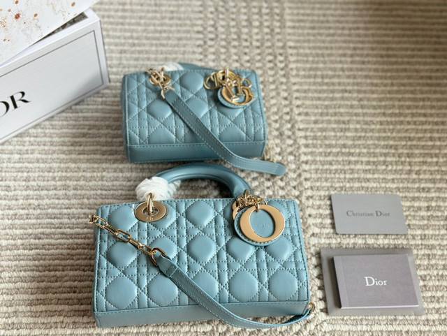 Dior Lady新品长款 雾霾蓝 全套包装 迪奥全新D-Joy强势回归，大爆款的节奏心，包包自带两条肩带，多种背法，上身又美又飒，经典的菱格设计，搭配柔软的漆