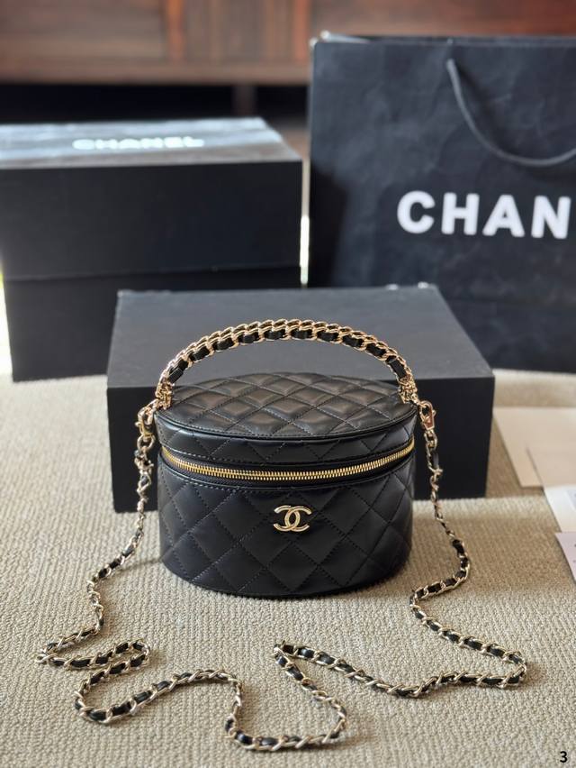 Chanel 盒子包 慵懒随性又好背 上身满满的惊喜 高级慵懒又随性 彻底心动的一只 Size 18 12Cm