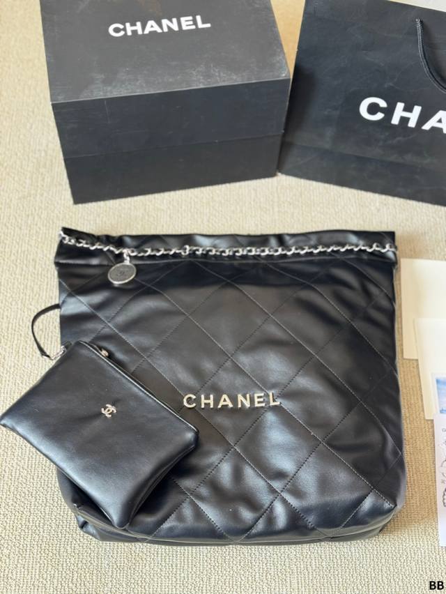 Chanel 22Bag 以数字命名的“垃圾袋” 年10 月，Chanel 品牌艺术总监Virginie Viard在年春夏 时装秀_上推出一款新款手提包: 2