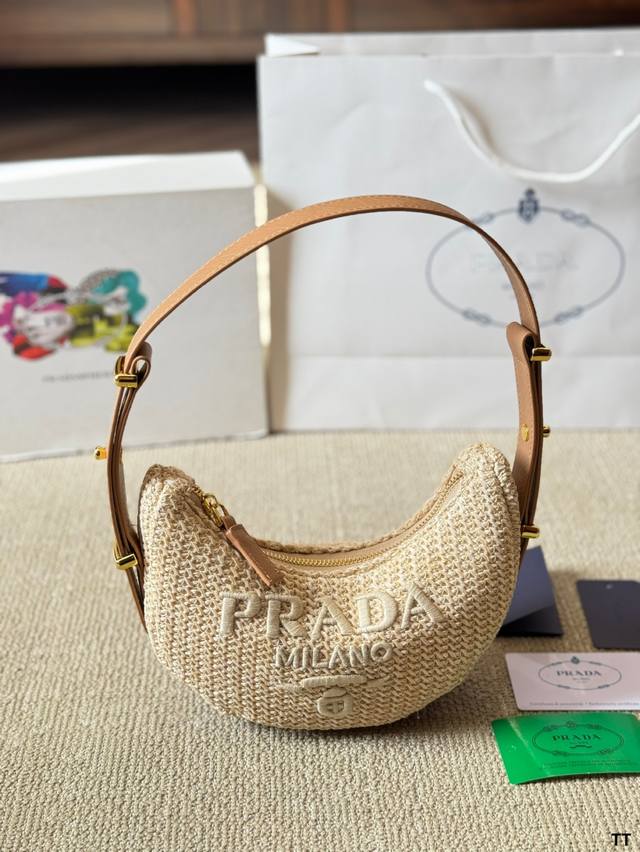 Prada 腋下包爆款 休闲百搭轻便实用！ 上身超好看草编系列 尺寸 18 12Cm