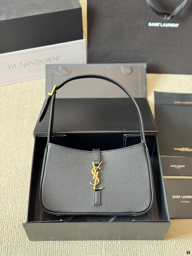 Ysl Hobo 5A7腋下包 Ysl家这款Hobo 出新尺寸啦 简直是小个子姐妹的福音 经典 Ysl标志钩扣开合设计 小小的超级可爱 保留了包型时尚休闲的前提