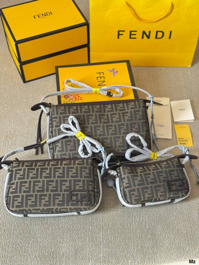 Fendi 芬迪新款Fendi老花麻将包虽然方方的，但是它的好处就是，，很随意，背上身也不会太正式老气，还有容量巨大！F家老花颜色就是为春季定制的，让人有一种暖