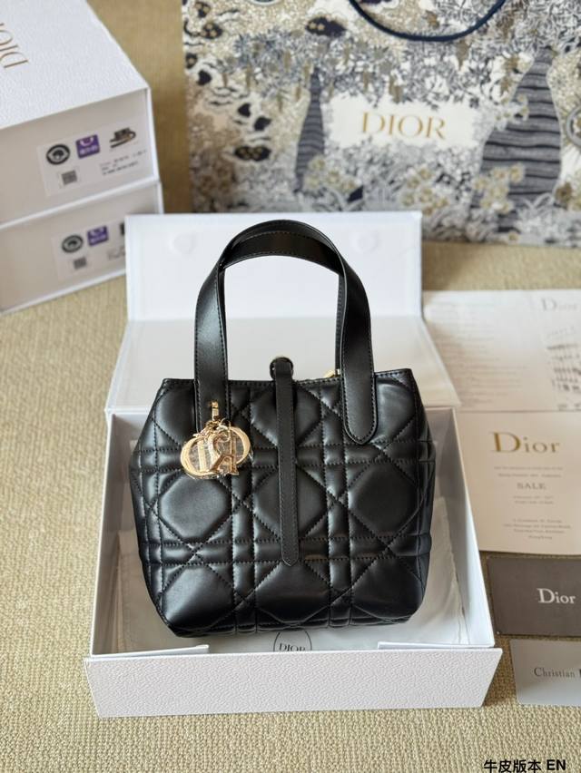 牛皮版本 Dior Toujours我愿称之为本季神作 Dior新款Toujours这款包包真的有太多抓住我的点了巴首先它的包身非常的轻3 四其次它是选用非常柔