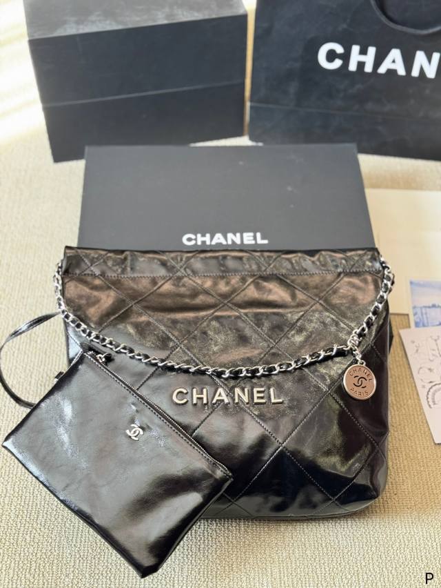 Chanel 22Bag 以数字命名的“垃圾袋” 年10 月，Chanel 品牌艺术总监Virginie Viard在年春夏 时装秀_上推出一款新款手提包: 2