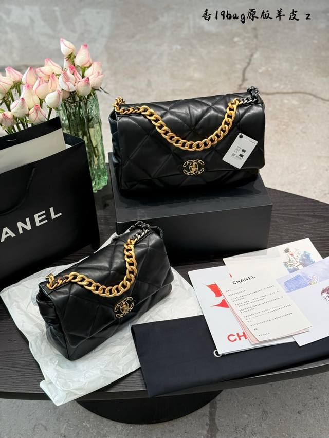 Chanel 19Bag老佛爷设计的最后一款包非常之经典款。是香奶奶家热门款之一黑金设计感实在是太棒了能瞬间提升时尚感随时随地都能拍大片简直就是拍照神器虽然是羊