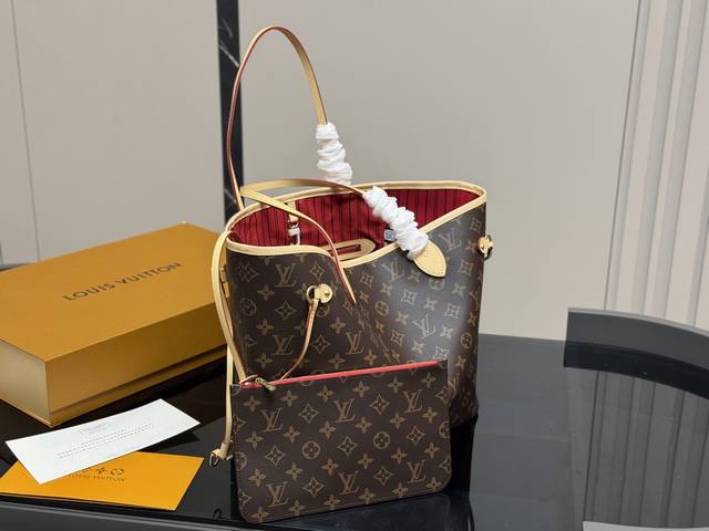 配折叠盒飞机盒 Size： 32底*28高Cm Lv Neverfull 中号购物袋！ 骨灰级产物！ 经典到无可复制！ 有质感！有味道！