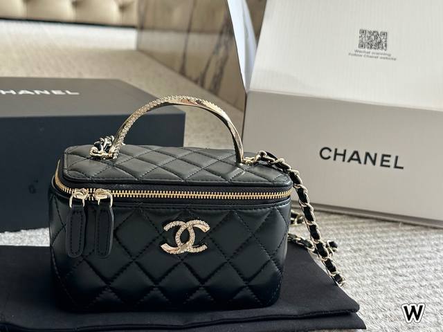 配盒 Size：18*10Cm Chanel 小香家 手提款 包包很实用 配色五金 化妆小盒子 各种拗造型 真真香