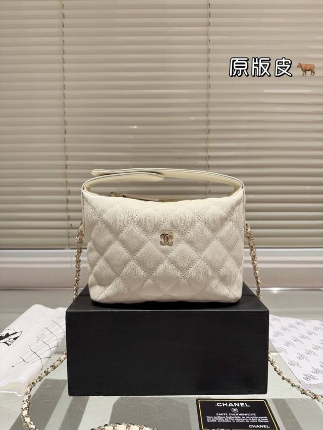 头层皮 配礼盒 Chanel25C. 上新 -些值 得买的款式推荐 日 Chanel25C 饭盒包 未上先火，喜欢的姐妹直接冲，没有缺点的一只黑白两色都好看，皮