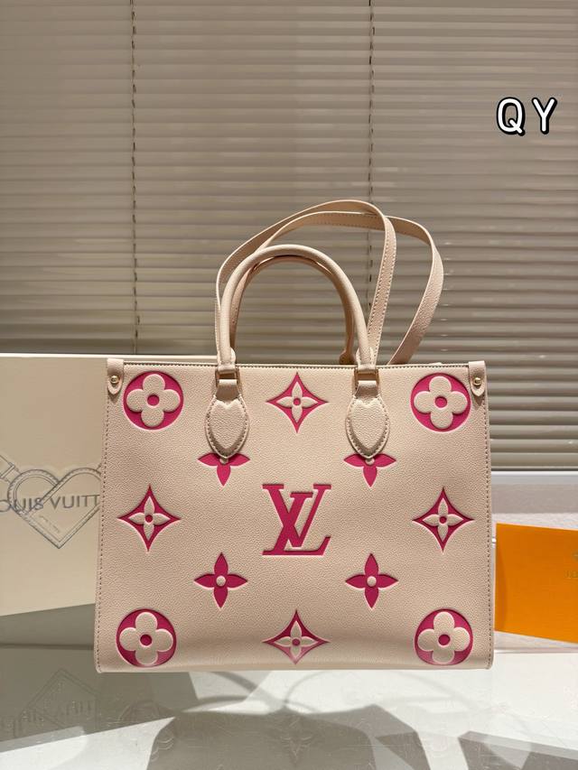 配礼盒 原单 Lv Onthego 35Cm 压字 丛林包 时尚托特包 原单品质 Lv Onthego妈咪袋 性价比之王这是一款超赞的包型，灵感来自于恶搞Lv的