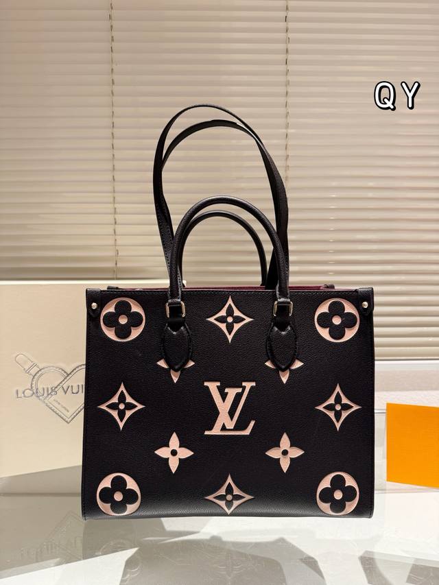 配礼盒 原单 Lv Onthego 35Cm 压字 丛林包 时尚托特包 原单品质 Lv Onthego妈咪袋 性价比之王这是一款超赞的包型，灵感来自于恶搞Lv的