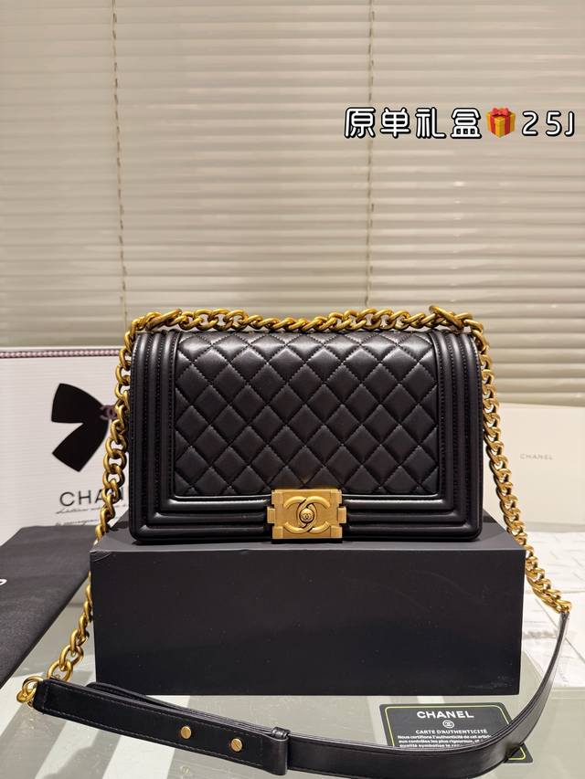 全套包装 原单 Chanel Leboy经典辣妈包上新 这个太美啦简直原版18K鎏金 真是美呆啦独家首发.小香肩背斜挎款.原版品质.整体效果超级赞.明星同款独特