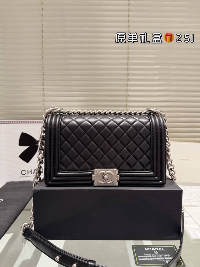 全套包装 原单 Chanel Leboy经典辣妈包上新 这个太美啦简直原版18K鎏金 真是美呆啦独家首发.小香肩背斜挎款.原版品质.整体效果超级赞.明星同款独特