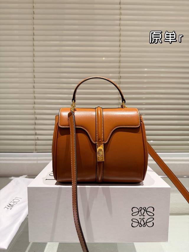 配盒 Size：19*16Cm Celine Mini16 可爱又正式 新出的小可爱 还是不失16的通勤感 容量对于小包来说 很不错皮子质感夸一夸 嘎嘎好