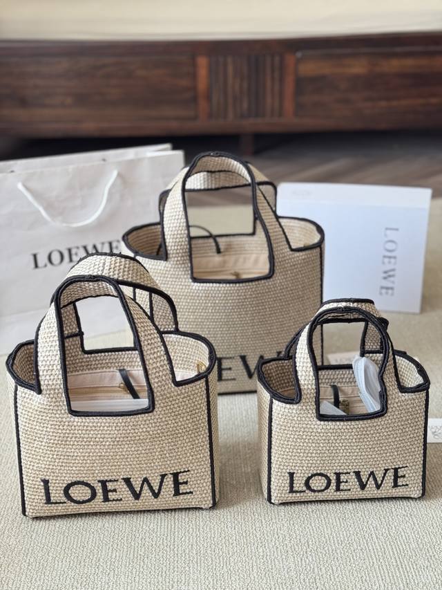 Loewe 拉菲草 Tote Bags 一定要买Loewe的夏日限定 Hobo呀 这次限定的Hobo带来了拉菲草材质和皮革互相结合的设 计 平衡了都市生活和假日