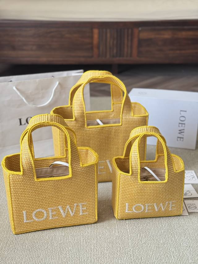 Loewe 拉菲草 Tote Bags 一定要买Loewe的夏日限定 Hobo呀 这次限定的Hobo带来了拉菲草材质和皮革互相结合的设 计 平衡了都市生活和假日