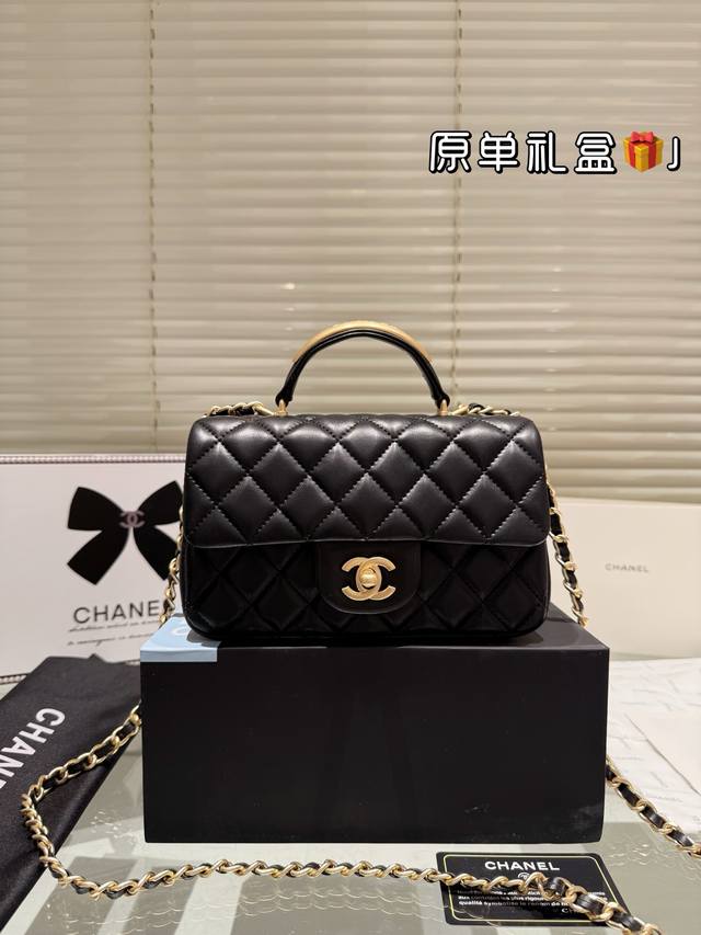 羊皮 折叠礼盒 Chanel 手柄Mini Cf Handle 手柄款Cf款式一直以来都是百看不腻的 这季度在经典Cf Handle基础上搭配了皮穿链手柄 经典