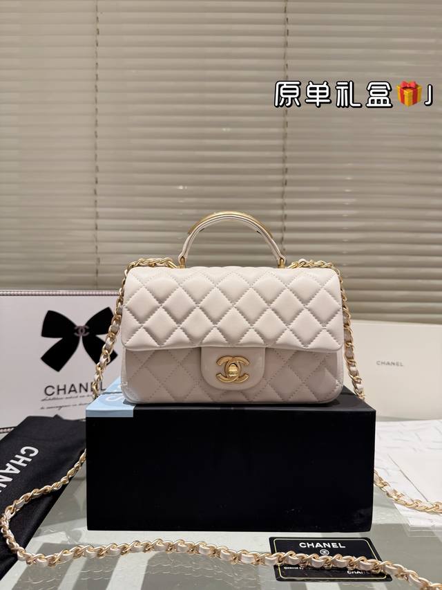 羊皮 折叠礼盒 Chanel 手柄Mini Cf Handle 手柄款Cf款式一直以来都是百看不腻的 这季度在经典Cf Handle基础上搭配了皮穿链手柄 经典