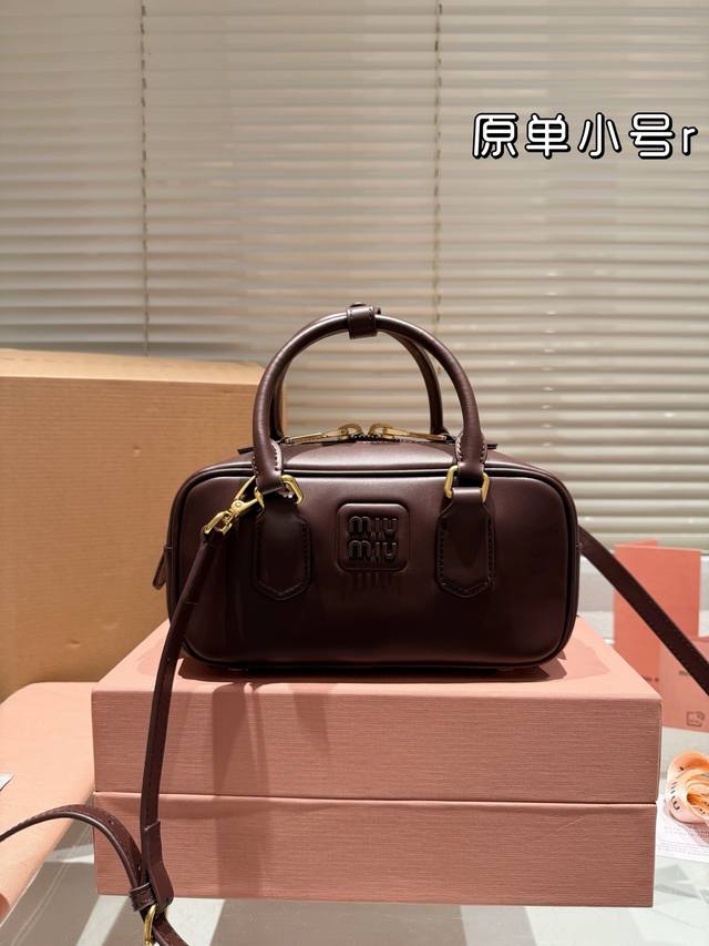 牛皮皮质超柔软 配礼盒 Miumiu限定款相机包 简单又好看 Miumiu而且超级实用， #Miumiu新款包包 尺寸小号23Cm