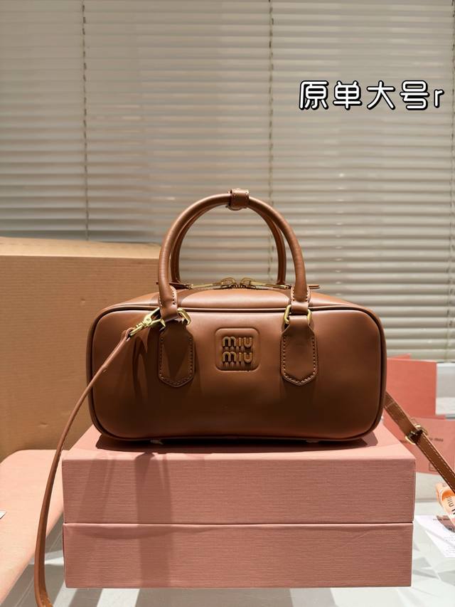 牛皮皮质超柔软 配礼盒 Miumiu限定款相机包 简单又好看 Miumiu而且超级实用， #Miumiu新款包包 尺寸大号28 13Cm