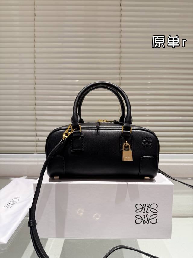 牛皮 配礼盒 Size：24*11 Cm Loewe 保龄球包 这个保龄球包真的太香了~ 近期很有人气的一只时尚单品 保龄球包。 Size适中、型不容易过时，拎