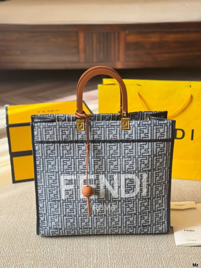 配挂件 尺寸：大号35 30Cm F家 Fendi Peekabo 购物袋 经典的Tote造型！托特包