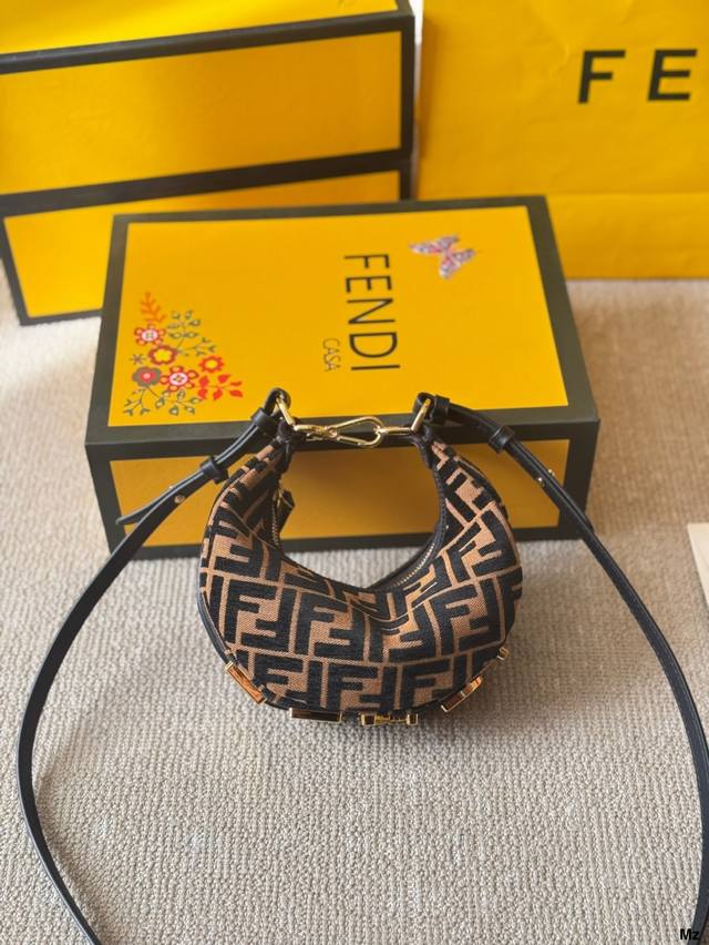 Fendi 2025 Fendigraphy半月 包J Fendi 春夏季全新Fendigraphy手袋的来 咯圖期待已久~秀上就相中了这款回回画 猛的一看像饺