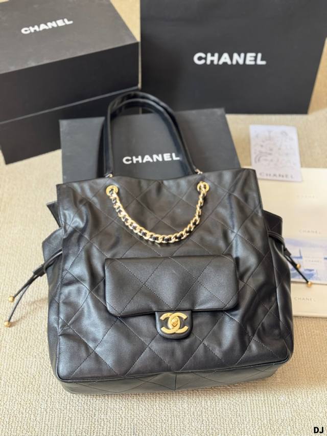 时尚一个轮回 Chanel大包松弛感满满 Chanel 25C 早春 Shopping Bag 大托特 黑金黑金配色、经典大菱格与粗链条~太有复古感啦 包身 版