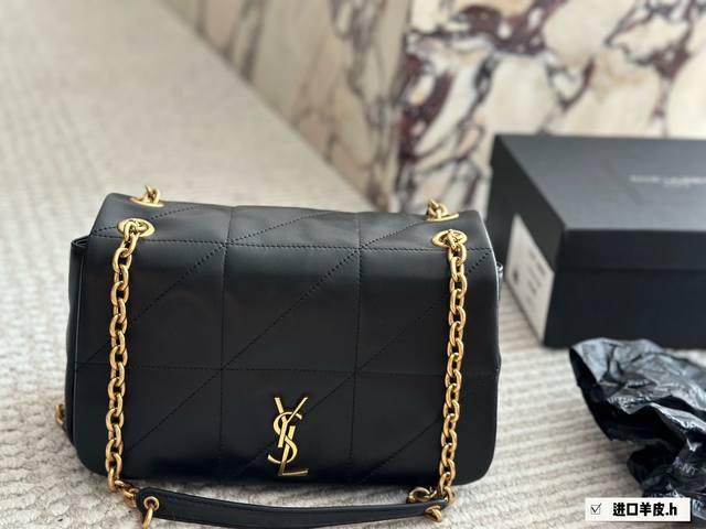 羊皮 Saint Laurent 新款 链条包百Jamie Ysl新款大包Jamie,你的时尚救星来了 超细腻羊皮纹 手感舒适且耐用。 珠宝级工艺金属链条， 细