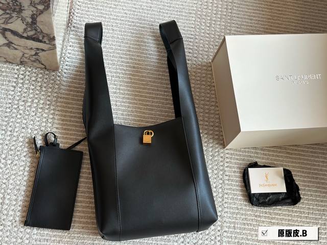 Ysl Hobo 购物袋麂皮 黑皮 复古Feel凹造型又-款种草爆款 Hobo Shoulder Bag腋下包，今年大火的中古款腋下包一直很受欢迎全皮细腻光滑，