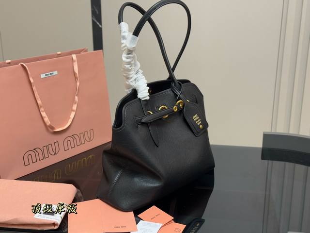 原版 Size：41.31Cm Miumiu 中古托特包包， 特别喜欢这个的设计！ Miumiu的坑真的好仙女好好看！ 真的很有质感！ 可斜挎可手拿可单肩， 日