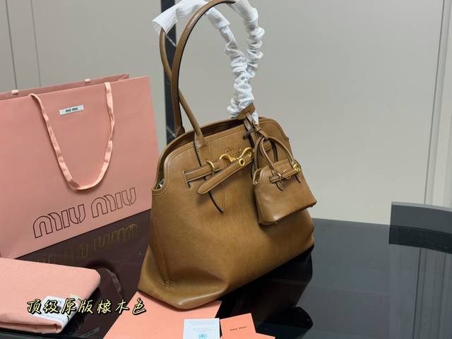 原版不配挂件 Size：41.31Cm Miumiu 中古托特包包， 特别喜欢这个的设计！ Miumiu的坑真的好仙女好好看！ 真的很有质感！ 可斜挎可手拿可单